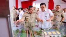 Foto: Gubernur DKI Jakarta Pramono Anung (kiri) didampingi Wali Kota Administrasi Jakarta Pusat Arifin (kanan) meninjau maket pembangunan saat groundbreaking revitalisasi Pasar Gardu Asem di Kemayoran, Jakarta, Senin (6/4).