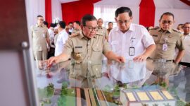 Foto: Gubernur DKI Jakarta Pramono Anung (kiri) didampingi Wali Kota Administrasi Jakarta Pusat Arifin (kanan) meninjau maket pembangunan saat groundbreaking revitalisasi Pasar Gardu Asem di Kemayoran, Jakarta, Senin (6/4).