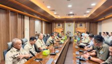 Foto: Wali Kota Jakarta Pusat, Arifin (tengah), memimpin rapat koordinasi bersama jajaran Satpol PP, Dinas Perhubungan, dan para camat se-Jakarta Pusat di ruang rapat Wali Kota, Blok A lantai 2, Selasa (7/4/2026)
