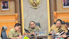 Wali Kota Jakarta Pusat, Arifin, memimpin rapat koordinasi bersama Wakil Wali Kota, Aspem dan jajaran Satuan Polisi Pamong Praja (Satpol PP), Dinas Perhubungan (Dishub), serta para camat se-Jakarta Pusat di ruang rapat Wali Kota, Blok A lantai 2, Selasa (7/4/26).