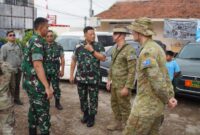 Aksi nyata TNI kembali mencuri perhatian publik. Komandan Seskoad, Agustinus Purboyo, turun langsung meninjau kegiatan Kuliah Kerja Lapangan (KKL) Wilayah Pertahanan (Wilhan) Pasis Dikreg LXVII Seskoad TA 2026 di Desa Pasir Langu, Kecamatan Cisarua, Kabupaten Bandung Barat.