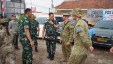 Aksi nyata TNI kembali mencuri perhatian publik. Komandan Seskoad, Agustinus Purboyo, turun langsung meninjau kegiatan Kuliah Kerja Lapangan (KKL) Wilayah Pertahanan (Wilhan) Pasis Dikreg LXVII Seskoad TA 2026 di Desa Pasir Langu, Kecamatan Cisarua, Kabupaten Bandung Barat.