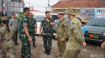 Aksi nyata TNI kembali mencuri perhatian publik. Komandan Seskoad, Agustinus Purboyo, turun langsung meninjau kegiatan Kuliah Kerja Lapangan (KKL) Wilayah Pertahanan (Wilhan) Pasis Dikreg LXVII Seskoad TA 2026 di Desa Pasir Langu, Kecamatan Cisarua, Kabupaten Bandung Barat.