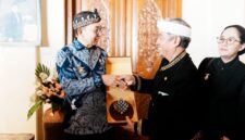 Menteri Kebudayaan Fadli Zon meninjau dua bangunan cagar budaya di Kabupaten Kuningan, yakni Paseban Tri Panca Tunggal dan Gedung Kesenian Raksa Wacana, dalam rangkaian kunjungan kerjanya, Jumat (10/4).
