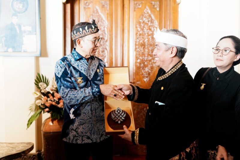 Menteri Kebudayaan Fadli Zon meninjau dua bangunan cagar budaya di Kabupaten Kuningan, yakni Paseban Tri Panca Tunggal dan Gedung Kesenian Raksa Wacana, dalam rangkaian kunjungan kerjanya, Jumat (10/4).