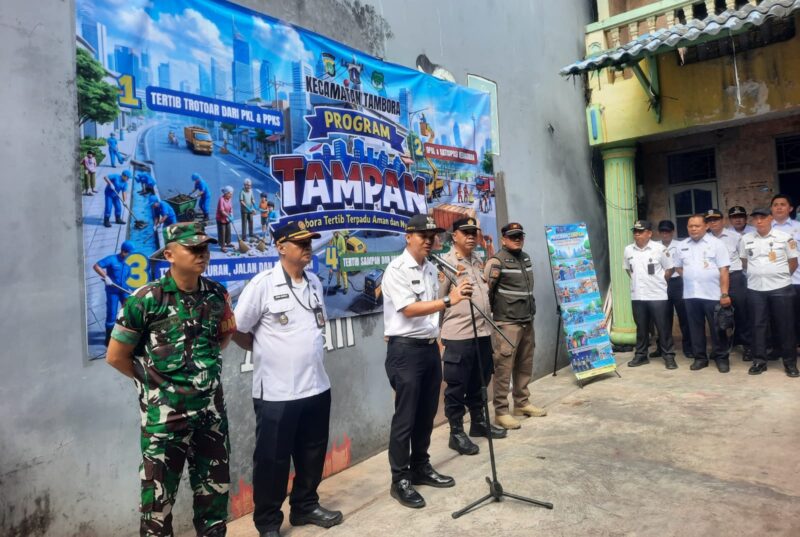 Camat Tambora, Pangestu Aji Swandhanu, memimpin apel pelaksanaan Program TAMPAN (Tambora Tertib, Terpadu, Aman dan Nyaman) sebagai langkah strategis memperkuat ketertiban dan keamanan wilayah, Rabu (8/4/2026)