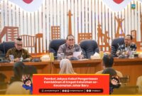 Foto: Wali Kota Administrasi Jakarta Pusat, Arifin, memimpin rapat pembahasan rencana aksi percepatan penanggulangan kemiskinan di empat kelurahan se-Kecamatan Johar Baru, di Ruang Pola Kantor Wali Kota Jakarta Pusat, Kamis (9/4/2026).