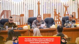 Foto: Wali Kota Administrasi Jakarta Pusat, Arifin, memimpin rapat pembahasan rencana aksi percepatan penanggulangan kemiskinan di empat kelurahan se-Kecamatan Johar Baru, di Ruang Pola Kantor Wali Kota Jakarta Pusat, Kamis (9/4/2026).
