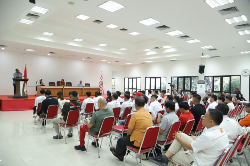 KONI DKI Jakarta melakukan pendataan calon tim pelatihan daerah (Pelatda) di Lantai 4, Gedung KONI, Jalan Tanah Abang I, Jakarta Pusat. Pendataan terhadap 700 orang yang terdiri dari pelatih, asisten pelatih (aspel) dan atlet tersebut untuk melihat jejak rekam prestasi dan kondisi kesehatan.