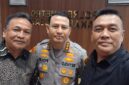 Foto:Ketua Bidang Pembinaan dan Pembelaan Hukum PWI Pusat, Rico Pasaribu (kanan), bersama Ketua Pokja PWI Wali Kota Jakarta Pusat, Helmi AR (kiri), berfoto bersama Kapolres Metro Jakarta Pusat Kombes Pol Reynold Hutagalung (tengah) usai melakukan silaturahmi di ruang kerja Kapolres, Jumat (10/4/2026).