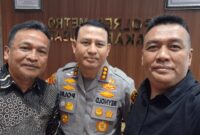 Foto:Ketua Bidang Pembinaan dan Pembelaan Hukum PWI Pusat, Rico Pasaribu (kanan), bersama Ketua Pokja PWI Wali Kota Jakarta Pusat, Helmi AR (kiri), berfoto bersama Kapolres Metro Jakarta Pusat Kombes Pol Reynold Hutagalung (tengah) usai melakukan silaturahmi di ruang kerja Kapolres, Jumat (10/4/2026).