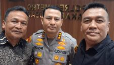 Foto:Ketua Bidang Pembinaan dan Pembelaan Hukum PWI Pusat, Rico Pasaribu (kanan), bersama Ketua Pokja PWI Wali Kota Jakarta Pusat, Helmi AR (kiri), berfoto bersama Kapolres Metro Jakarta Pusat Kombes Pol Reynold Hutagalung (tengah) usai melakukan silaturahmi di ruang kerja Kapolres, Jumat (10/4/2026).