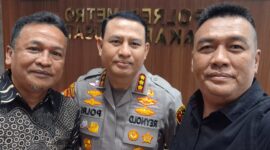 Foto:Ketua Bidang Pembinaan dan Pembelaan Hukum PWI Pusat, Rico Pasaribu (kanan), bersama Ketua Pokja PWI Wali Kota Jakarta Pusat, Helmi AR (kiri), berfoto bersama Kapolres Metro Jakarta Pusat Kombes Pol Reynold Hutagalung (tengah) usai melakukan silaturahmi di ruang kerja Kapolres, Jumat (10/4/2026).
