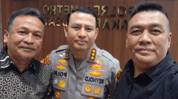 Foto:Ketua Bidang Pembinaan dan Pembelaan Hukum PWI Pusat, Rico Pasaribu (kanan), bersama Ketua Pokja PWI Wali Kota Jakarta Pusat, Helmi AR (kiri), berfoto bersama Kapolres Metro Jakarta Pusat Kombes Pol Reynold Hutagalung (tengah) usai melakukan silaturahmi di ruang kerja Kapolres, Jumat (10/4/2026).