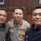 Foto:Ketua Bidang Pembinaan dan Pembelaan Hukum PWI Pusat, Rico Pasaribu (kanan), bersama Ketua Pokja PWI Wali Kota Jakarta Pusat, Helmi AR (kiri), berfoto bersama Kapolres Metro Jakarta Pusat Kombes Pol Reynold Hutagalung (tengah) usai melakukan silaturahmi di ruang kerja Kapolres, Jumat (10/4/2026).