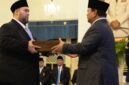 Foto: Prabowo Subianto menyerahkan dokumen pelantikan kepada Didi Mahardhika Sukarno dalam sebuah prosesi resmi di Istana Negara, Jakarta.