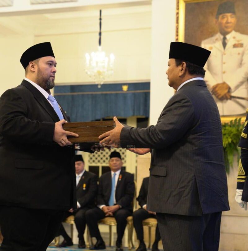 Foto: Prabowo Subianto menyerahkan dokumen pelantikan kepada Didi Mahardhika Sukarno dalam sebuah prosesi resmi di Istana Negara, Jakarta.
