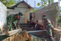 Foto: Anggota TNI bersama warga bergotong royong membangun dan merenovasi Rumah Tidak Layak Huni (RTLH) dalam kegiatan Pra TMMD ke-128 Kodim 0806/Trenggalek di Desa Sukorejo, Kecamatan Gandusari, Kabupaten Trenggalek, Sabtu (11/4/2026). 