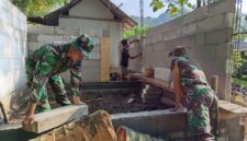 Foto: Anggota TNI bersama warga bergotong royong membangun dan merenovasi Rumah Tidak Layak Huni (RTLH) dalam kegiatan Pra TMMD ke-128 Kodim 0806/Trenggalek di Desa Sukorejo, Kecamatan Gandusari, Kabupaten Trenggalek, Sabtu (11/4/2026). 