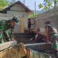 Foto: Anggota TNI bersama warga bergotong royong membangun dan merenovasi Rumah Tidak Layak Huni (RTLH) dalam kegiatan Pra TMMD ke-128 Kodim 0806/Trenggalek di Desa Sukorejo, Kecamatan Gandusari, Kabupaten Trenggalek, Sabtu (11/4/2026). 