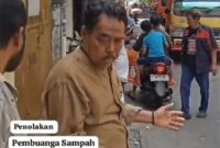 Foto: Warga Protes Pembuangan Sampah di Tambora.