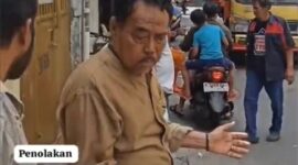 Foto: Warga Protes Pembuangan Sampah di Tambora.