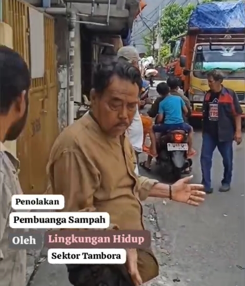 Foto: Warga Protes Pembuangan Sampah di Tambora.