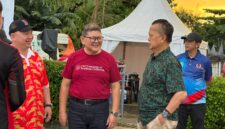 Foto: Sejumlah pengurus dan pegiat olahraga berkuda berbincang santai saat menghadiri ajang Patriot Equifest & Kartini Cup 2026 di kawasan Cibubur, Jakarta, Minggu (12/4/2026).