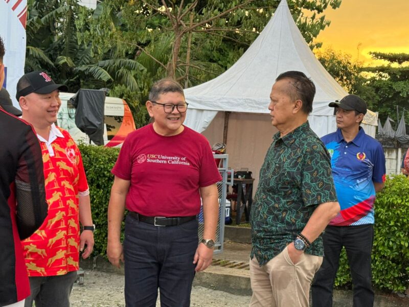 Foto: Sejumlah pengurus dan pegiat olahraga berkuda berbincang santai saat menghadiri ajang Patriot Equifest & Kartini Cup 2026 di kawasan Cibubur, Jakarta, Minggu (12/4/2026).