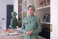 Foto: Merajut Ketenangan di Tengah Kesibukan
dr. Zuhria Novianty, Sp.P.K., menunjukkan hasil karya kerajinan tangannya di sela aktivitasnya sebagai dokter dan anggota Persit Kartika Chandra Kirana.