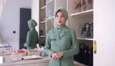 Foto: Merajut Ketenangan di Tengah Kesibukan
dr. Zuhria Novianty, Sp.P.K., menunjukkan hasil karya kerajinan tangannya di sela aktivitasnya sebagai dokter dan anggota Persit Kartika Chandra Kirana.