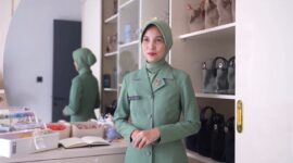 Foto: Merajut Ketenangan di Tengah Kesibukan
dr. Zuhria Novianty, Sp.P.K., menunjukkan hasil karya kerajinan tangannya di sela aktivitasnya sebagai dokter dan anggota Persit Kartika Chandra Kirana.