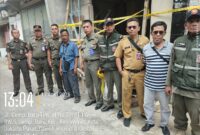 Foto: Petugas Satuan Polisi Pamong Praja (Satpol PP) Kecamatan Kemayoran bersama aparat terkait berdiri di lokasi proyek pembangunan Base Transceiver Station (BTS) yang disegel di Jalan Cempaka Baru Timur XI, Jakarta Pusat, Senin (13/4/2026)