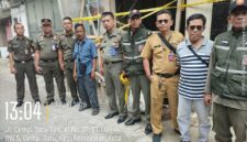 Foto: Petugas Satuan Polisi Pamong Praja (Satpol PP) Kecamatan Kemayoran bersama aparat terkait berdiri di lokasi proyek pembangunan Base Transceiver Station (BTS) yang disegel di Jalan Cempaka Baru Timur XI, Jakarta Pusat, Senin (13/4/2026)