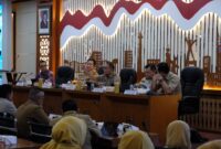 Wali Kota Jakarta Pusat, Arifin menegaskan pentingnya perubahan pola pengelolaan sampah di tingkat masyarakat menyusul kebijakan pembatasan pengiriman sampah ke TPST Bantar Gebang yang akan mulai berlaku pada Agustus 2026, Selasa. (14/4/2026).