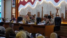 Wali Kota Jakarta Pusat, Arifin menegaskan pentingnya perubahan pola pengelolaan sampah di tingkat masyarakat menyusul kebijakan pembatasan pengiriman sampah ke TPST Bantar Gebang yang akan mulai berlaku pada Agustus 2026, Selasa. (14/4/2026).