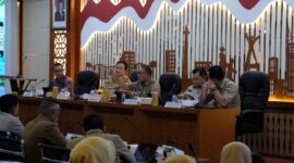 Wali Kota Jakarta Pusat, Arifin menegaskan pentingnya perubahan pola pengelolaan sampah di tingkat masyarakat menyusul kebijakan pembatasan pengiriman sampah ke TPST Bantar Gebang yang akan mulai berlaku pada Agustus 2026, Selasa. (14/4/2026).