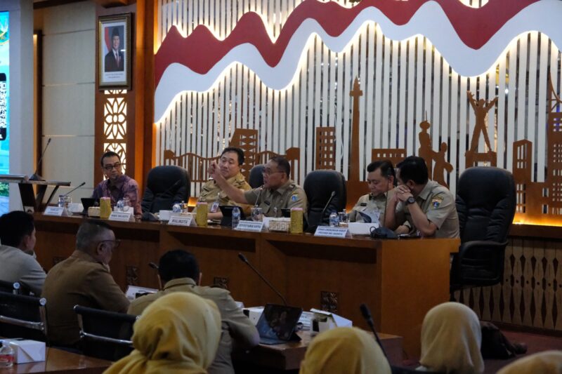 Wali Kota Jakarta Pusat, Arifin menegaskan pentingnya perubahan pola pengelolaan sampah di tingkat masyarakat menyusul kebijakan pembatasan pengiriman sampah ke TPST Bantar Gebang yang akan mulai berlaku pada Agustus 2026, Selasa. (14/4/2026).