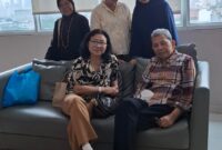 Foto: Sejumlah alumni Dupati 1979 menjenguk Glen Fordianto di Rumah Sakit Harapan Kita, Jakarta, Selasa (14/4/2026).