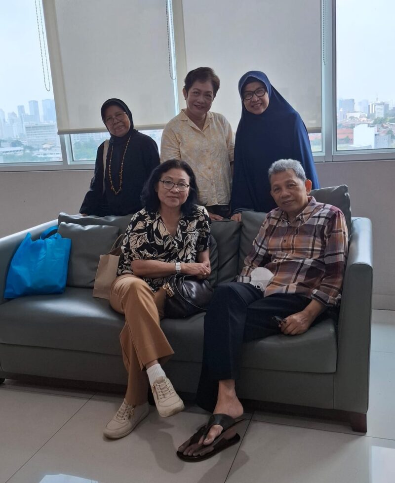 Foto: Sejumlah alumni Dupati 1979 menjenguk Glen Fordianto di Rumah Sakit Harapan Kita, Jakarta, Selasa (14/4/2026).