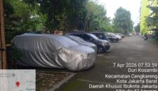 Foto: Sejumlah kendaraan terparkir di area Rusun Pesakih, Duri Kosambi, Cengkareng, Jakarta Barat, Selasa (7/4/2026).