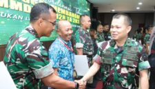 Foto: Dandim 0808/Blitar Letkol Inf Virlani Arudyawan (kiri) bersama wartawan Joko Wiyono (kanan) menunjukkan simbol apresiasi usai meraih penghargaan pada ajang Lomba Karya Jurnalistik (LKJ) TMMD ke-127.