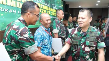 Foto: Dandim 0808/Blitar Letkol Inf Virlani Arudyawan (kiri) bersama wartawan Joko Wiyono (kanan) menunjukkan simbol apresiasi usai meraih penghargaan pada ajang Lomba Karya Jurnalistik (LKJ) TMMD ke-127.