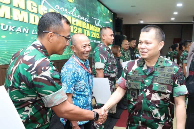 Foto: Dandim 0808/Blitar Letkol Inf Virlani Arudyawan (kiri) bersama wartawan Joko Wiyono (kanan) menunjukkan simbol apresiasi usai meraih penghargaan pada ajang Lomba Karya Jurnalistik (LKJ) TMMD ke-127.