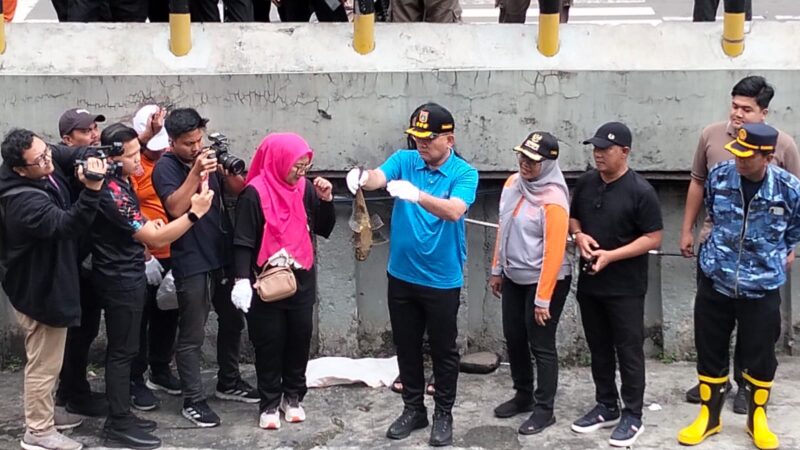 Foto: Wali Kota Jakarta Pusat, Arifin, menunjukkan ikan sapu-sapu hasil tangkapan saat memimpin kegiatan pengendalian spesies invasif di saluran air kawasan Plaza Indonesia.