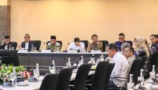 Pemerintah menegaskan komitmennya untuk meningkatkan kualitas pelayanan jemaah haji di tengah transisi kelembagaan penyelenggaraan haji ke Kementerian Haji dan Umrah. Penguatan koordinasi lintas sektor hingga antisipasi dinamika global menjadi fokus utama dalam memastikan kelancaran ibadah haji 1447 H/2026 M.