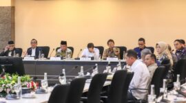 Pemerintah menegaskan komitmennya untuk meningkatkan kualitas pelayanan jemaah haji di tengah transisi kelembagaan penyelenggaraan haji ke Kementerian Haji dan Umrah. Penguatan koordinasi lintas sektor hingga antisipasi dinamika global menjadi fokus utama dalam memastikan kelancaran ibadah haji 1447 H/2026 M.