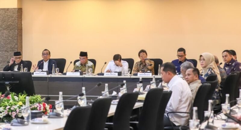 Pemerintah menegaskan komitmennya untuk meningkatkan kualitas pelayanan jemaah haji di tengah transisi kelembagaan penyelenggaraan haji ke Kementerian Haji dan Umrah. Penguatan koordinasi lintas sektor hingga antisipasi dinamika global menjadi fokus utama dalam memastikan kelancaran ibadah haji 1447 H/2026 M.