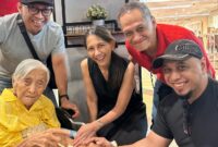 Foto: Roy (kiri atas) bersama ibu dan tiga adiknya.