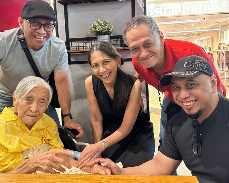 Foto: Roy (kiri atas) bersama ibu dan tiga adiknya.